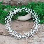 Wianek w kole z listkami i kropkami