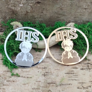 IHS z chłopcem w obręczy 65 mm – grawerowana pleksi komunijna (złota lub srebrna)