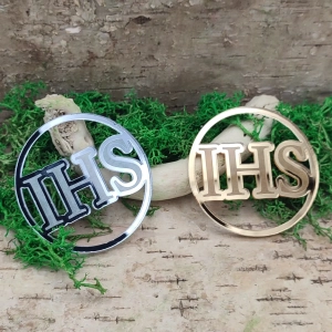 IHS w obręczy 55 mm – dekoracja komunijna z lustrzanej pleksi (złota lub srebrna)