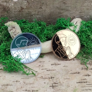 Chłopiec komunijny – grawer w kole 40 mm z lustrzanej pleksi (złota lub srebrna)