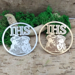 IHS z chłopcem i dziewczynką w obręczy 65 mm – grawerowana pleksi komunijna (złota lub srebrna)