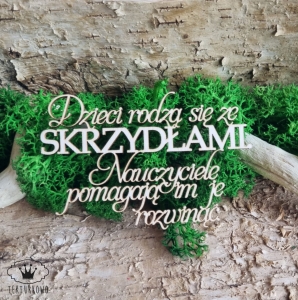 Tekturka napis- DZIECI RODZĄ SIĘ ZE SKRZYDŁAMI, NAUCZYCIELE POMAGAJĄ IM JE ROZWINĄĆ